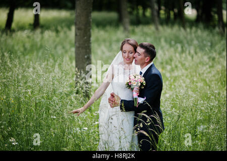 Hochzeitspaar in Liebe hohe Gras im Frühling Stockfoto