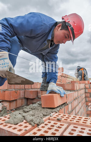 Maurer arbeitet im 15. Stock des Gebäudes Stockfoto
