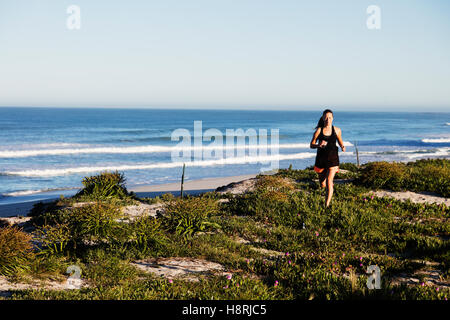 Südafrika, Western Cape, Cape Town, Läufer an einem Strand (MR) Stockfoto