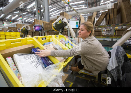 Die Amazon-Erfüllung Zentrum in Peterborough Cambridgeshire am Dienstag 15. November Vorbereitung auf schwarzen Freitag. Stockfoto