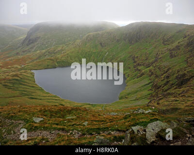 Blick über Blea Wasser in Richtung Harter fiel in Wolke von Riggindale Crag auf High Street über Haweswater Seenplatte UK Stockfoto