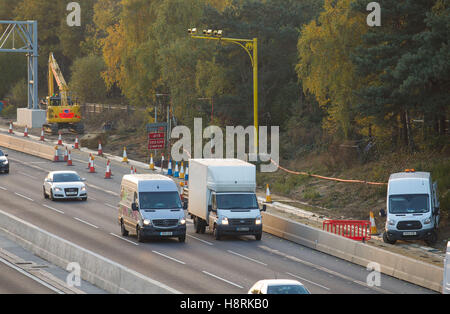 SPECS-Durchschnittsgeschwindigkeit-Kamera auf der M3 in Surrey, England, Großbritannien. Stockfoto