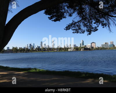 Blick auf die Stadt von Melbourne, Australien, Blick über den See im Albert Park. Stockfoto