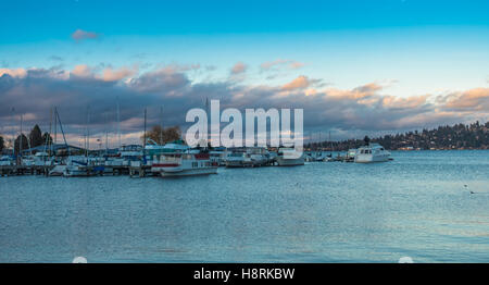 Boote sind in der Abenddämmerung am Lake Washington bei Seattle vor Anker. Stockfoto