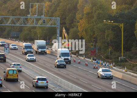 SPECS-Durchschnittsgeschwindigkeit-Kamera auf der M3 in Surrey, England, Großbritannien. Stockfoto