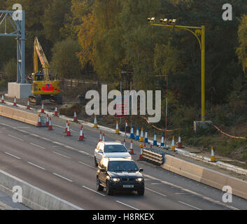 SPECS-Durchschnittsgeschwindigkeit-Kamera auf der M3 in Surrey, England, Großbritannien. Stockfoto