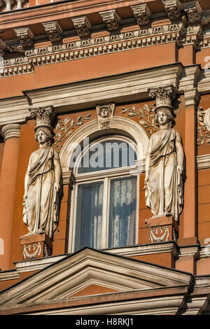 Karyatiden im House on Corvin Utca in Miskolc, Ungarn Stockfoto