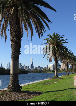 Blick auf die Stadt von Melbourne, Australien, Blick über den See im Albert Park. Stockfoto