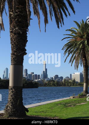 Blick auf die Stadt von Melbourne, Australien, Blick über den See im Albert Park. Stockfoto