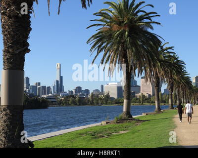 Blick auf die Stadt von Melbourne, Australien, Blick über den See im Albert Park. Stockfoto