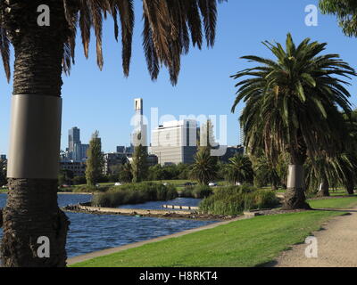 Blick auf die Stadt von Melbourne, Australien, Blick über den See im Albert Park. Stockfoto