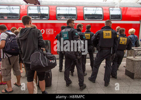 Polizei, Polizei Polizisten der Bundespolizei auf einer Plattform des Hauptbahnhofs in Köln, Deutschland, Riot-Einheit Stockfoto