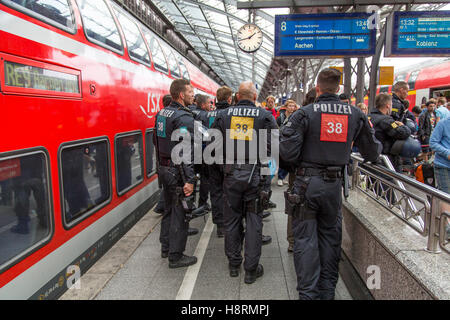 Polizei, Polizei Polizisten der Bundespolizei auf einer Plattform des Hauptbahnhofs in Köln, Deutschland, Riot-Einheit Stockfoto