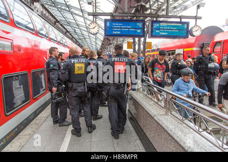 Polizei, Polizei Polizisten der Bundespolizei auf einer Plattform des Hauptbahnhofs in Köln, Deutschland, Riot-Einheit Stockfoto