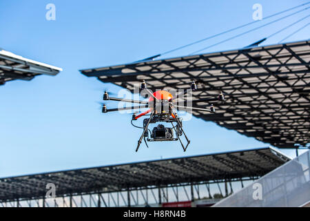 Drohne, Multi Copter, Oktokopter, mit einem Kamerasystem, professionelle Drohne zum areal fotografieren, Filmen, Stockfoto