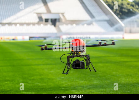 Drohne, Multi Copter, Oktokopter, mit einem Kamerasystem, professionelle Drohne zum areal fotografieren, Filmen, Stockfoto