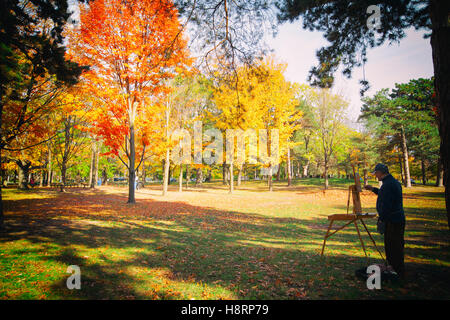 Künstler im Freien Malen bunte Bäume im Herbst im park Stockfoto