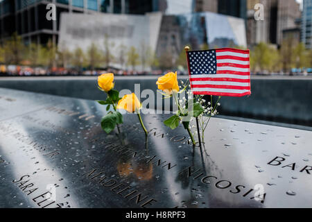 Usa-Flagge und Nelken auf dem nationalen September 11 Memorial in New York Stockfoto