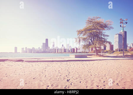 Vintage stilisierte Chicago Skyline der Stadt vom Lake Michigan Beach, USA. Stockfoto