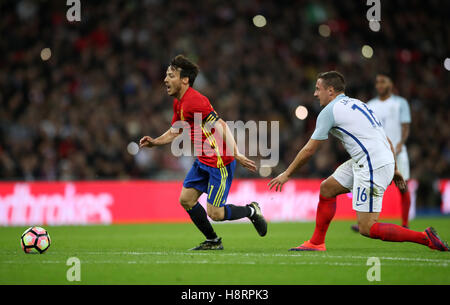 Spaniens David Silva (links) und Englands Phil Jagielka Kampf um den Ball während der internationale Freundschaftsspiele im Wembley Stadium, London. Stockfoto