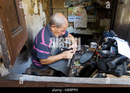 Schuhmacher reparieren Schuhe Stockfoto