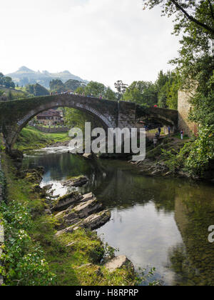 El puente Bürgermeister alte römische Erzbrücke in Lierganes, Kantabrien, Spanien, Europa Stockfoto