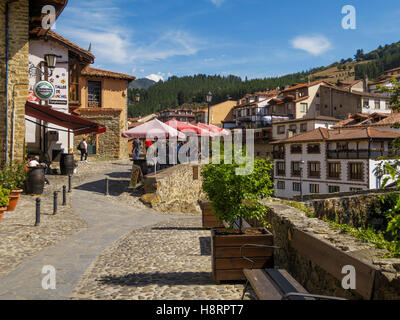 Malerische Aussicht auf das Dorf Potes, Picos de Europa, Kantabrien, Spanien, Europa Stockfoto