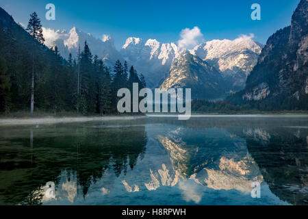 Monte Cristallo und die Dolomiten in Lago Di Landro, Provinz Belluno, Italien wider Stockfoto