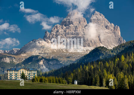 Tre Cime di Lavaredo überragt Istituto Pio XII - ein privates Krankenhaus am Lago Misurina, Belluno, Italien Stockfoto