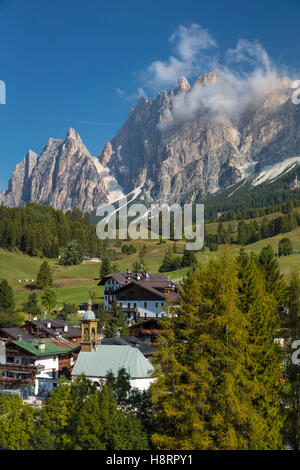 Chiesa di Santa Giuliana, Monte Cristallo und die Dolomiten in der Nähe von Cortina d ' Ampezzo, Belluno, Italien Stockfoto