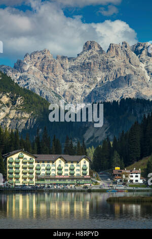 Die Reflexionen des Grand Hotel Misurina Lago Misurina mit dem Cristallo drohenden Jenseits, Dolomiten, Belluno, Italien Stockfoto