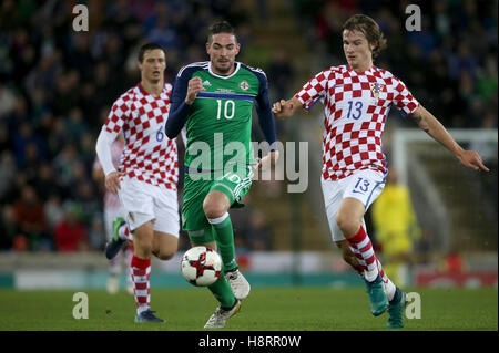 Northern Ireland Kyle Lafferty (Mitte) und Kroatiens Tin WechselTin (rechts) Kampf um den Ball während der internationale Freundschaftsspiele im Windsor Park, Belfast. Stockfoto