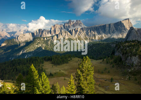 Croda da Lago & LaStone di Formin Bergketten, Dolomiten, Belluno, Italien Stockfoto