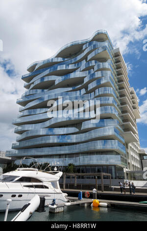 Gebäude mit moderner Architektur und gebogenes Glas Balkone Stockfoto