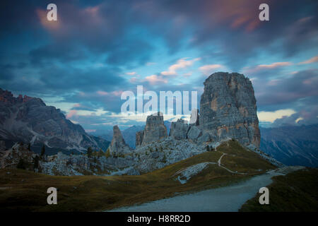 Dämmerung über den Cinque Torri, Dolomiten, Belluno, Venetien, Italien Stockfoto