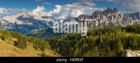 Croda da Lago & LaStone di Formin Bergketten, Dolomiten, Belluno, Italien Stockfoto