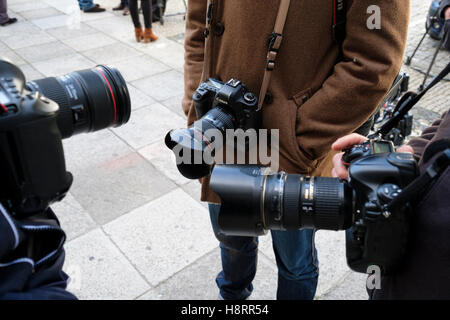 Professionelle Fotojournalisten mit ihren Kameras Stockfoto