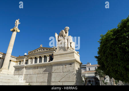 Statue des Sokrates mit der Apollo-Spalte im Hintergrund an der Akademie von Athen auf Panepistimiou Straße in Athen, Griechenland Stockfoto