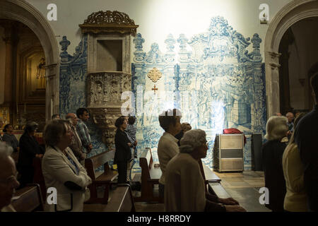 Menschen beten in der Kirche Igreja de Santa Cruz in Coimbra, Portugal, während der katholischen Messe Stockfoto