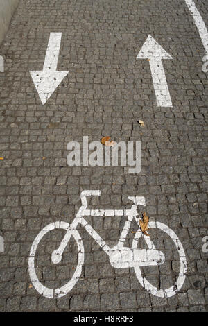 Zyklus Spur Zeichen auf die Straße gemalt Stockfoto