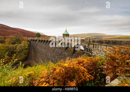 Der Craig Goch Reservoir und Dam Teil der Elan-Tal-Stauseen. Powys, Wales, Vereinigtes Königreich. Stockfoto