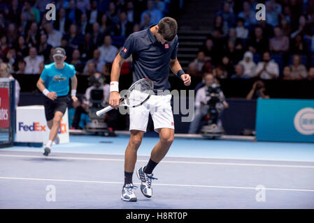 London, UK. 15. November 2016. Novak Djokovic (SRB) und Milos Raonic (CAN) spielen das zweite Spiel der Gruppe Ivan Lendl im ATP-Finale. Bildnachweis: Alberto Pezzali/Pacific Press/Alamy Live-Nachrichten Stockfoto