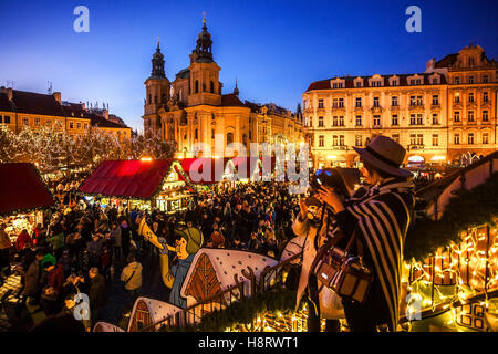 Prager Weihnachtsmarkt, Touristen, Altstädter Ring, Nikolaikirche, Menschenmassen Prag, Tschechische Republik Weihnachtsatmosphäre Prag Blue Hour Stockfoto