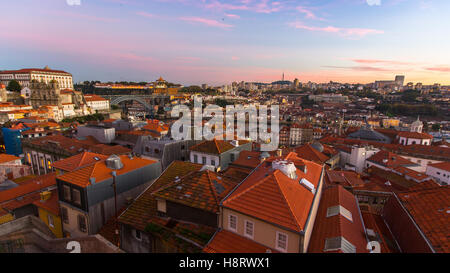 Blick über die Dächer der Altstadt von Porto, Portugal. Stockfoto