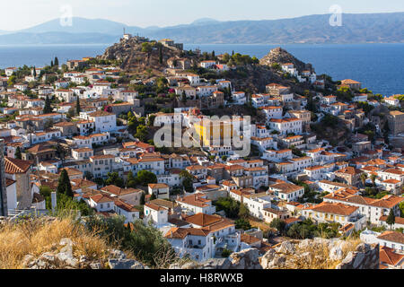 Blick auf Hügel und Häuser auf der Hydra-Insel, Griechenland. Stockfoto