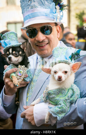 New York City, NY. USA. New Yorker flanieren für die jährliche Osterparade 5th Avenue. Stockfoto