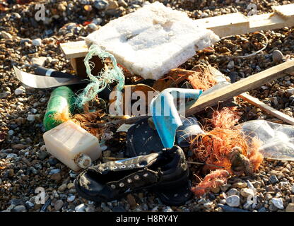 AJAXNETPHOTO. WORTHING, ENGLAND. -MEER JUNK - TREIBGUT ANGESCHWEMMT; PLASTIKFLASCHEN, BITS POLYPROPELENE SEIL, NETTING, HOLZ, KLEIDUNG UND ANDEREN MÜLL AM STRAND ANGESPÜLT. FOTO: JONATHAN EASTLAND/AJAX REF: D130201 1196 Stockfoto