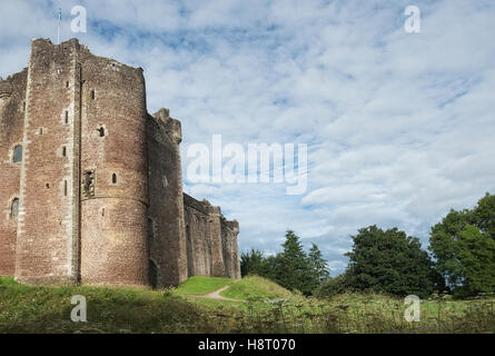 Die Außenseite des Doune Castle in der Nähe von Stirling in Schottland, bekannt als ein wichtiger Standort für den Film Monty Python und der Heilige Gral. Stockfoto