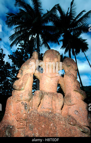 Tiki Steinbildhauen auf Hiva Oa Insel, Marquesas-Inseln, Französisch-Polynesien Stockfoto