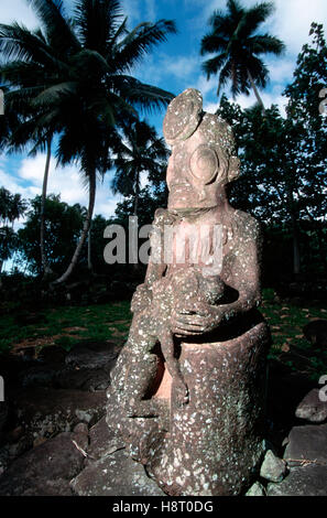 Tiki Steinbildhauen auf Hiva Oa Insel, Marquesas-Inseln, Französisch-Polynesien Stockfoto